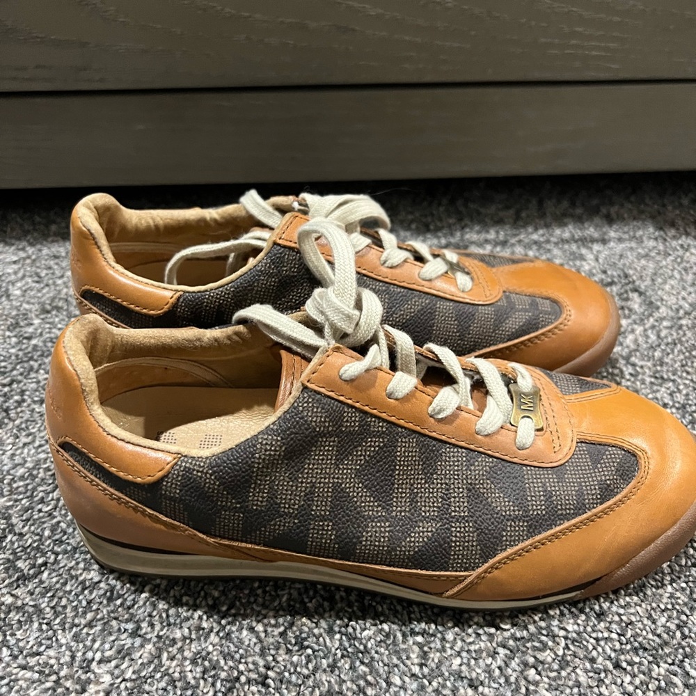 NWOT Michael Kors Logo Sneaker SIZE 6.5